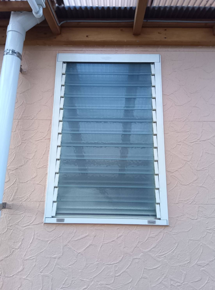 友硝子店 児湯店の防犯用の面格子の施工前の写真1