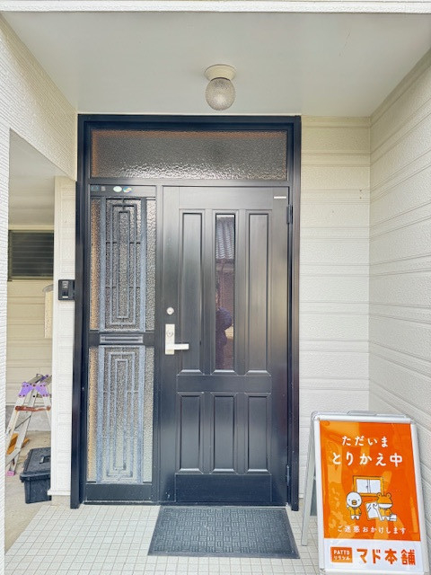 友硝子店 児湯店の玄関ドア交換1日施工の施工前の写真1