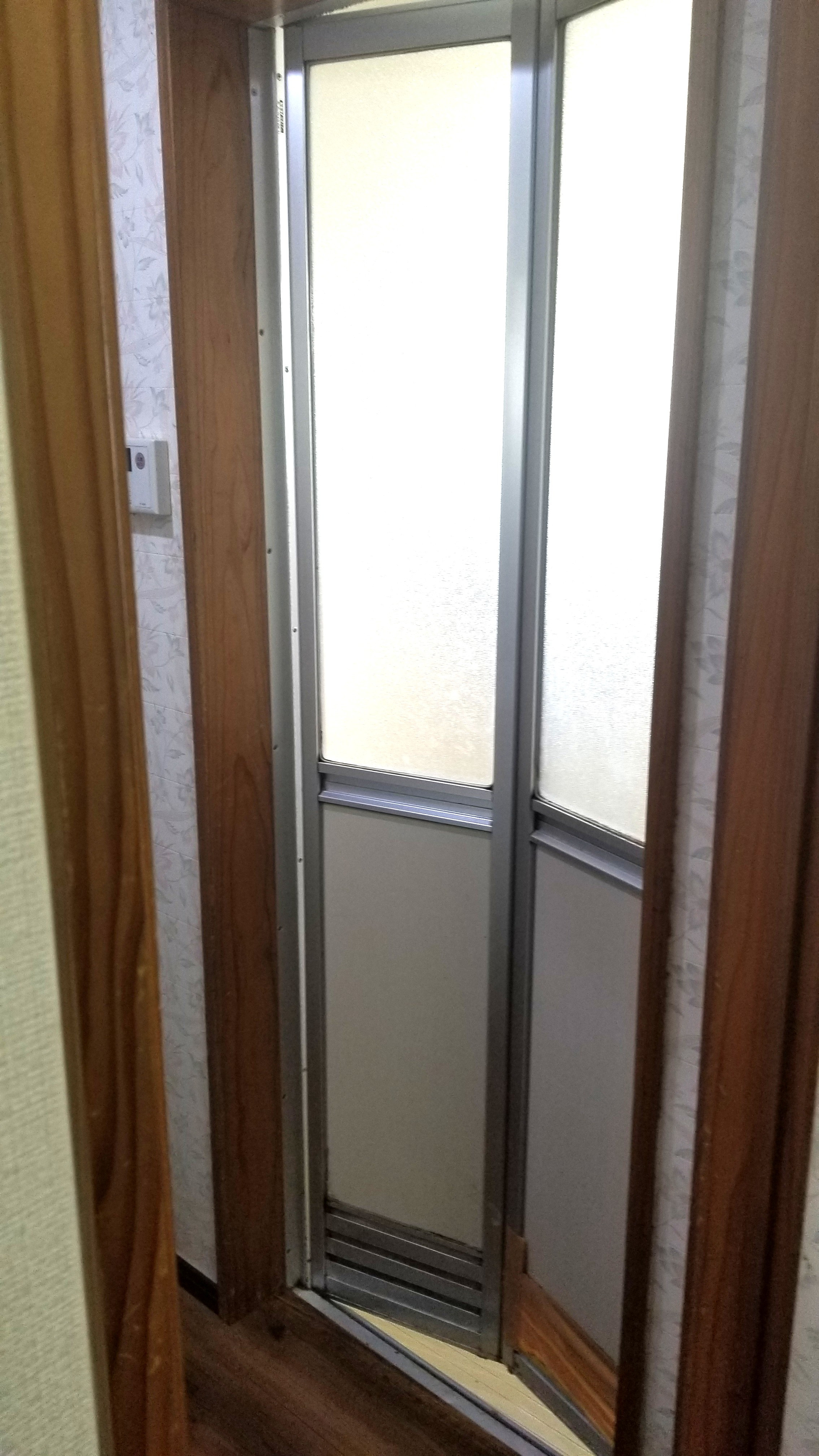 友硝子店 児湯店の浴室ドア交換工事の施工前の写真1