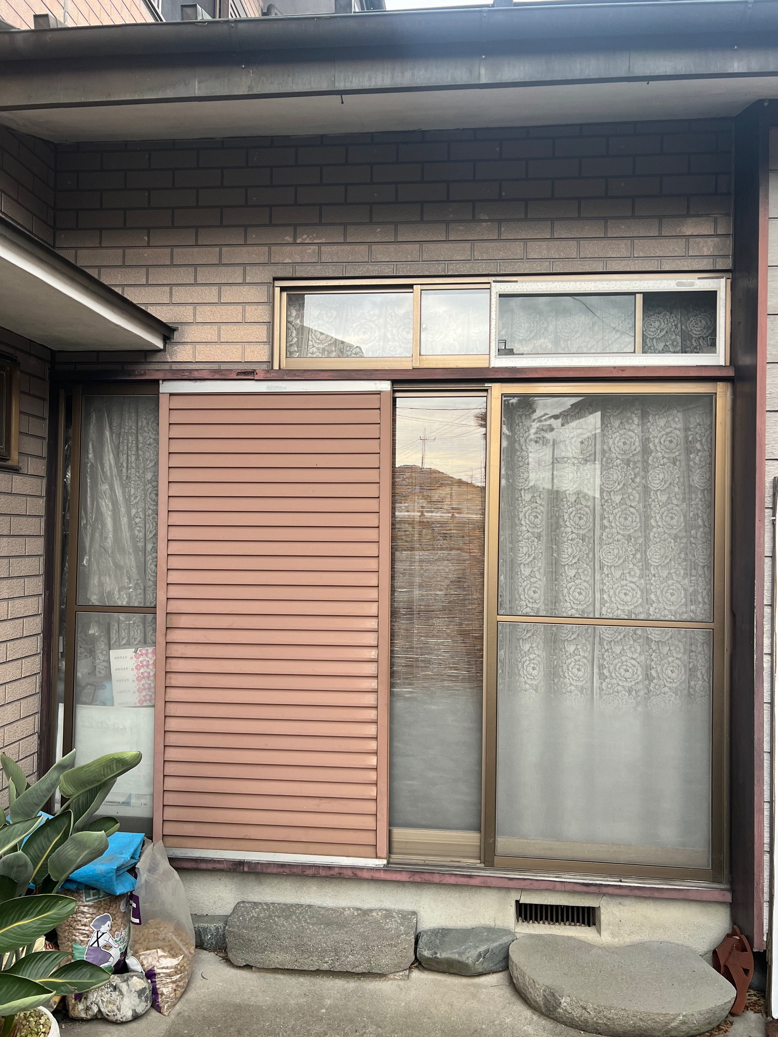 北光の取替雨戸パネル工事　2025年10月29日施工の施工前の写真1