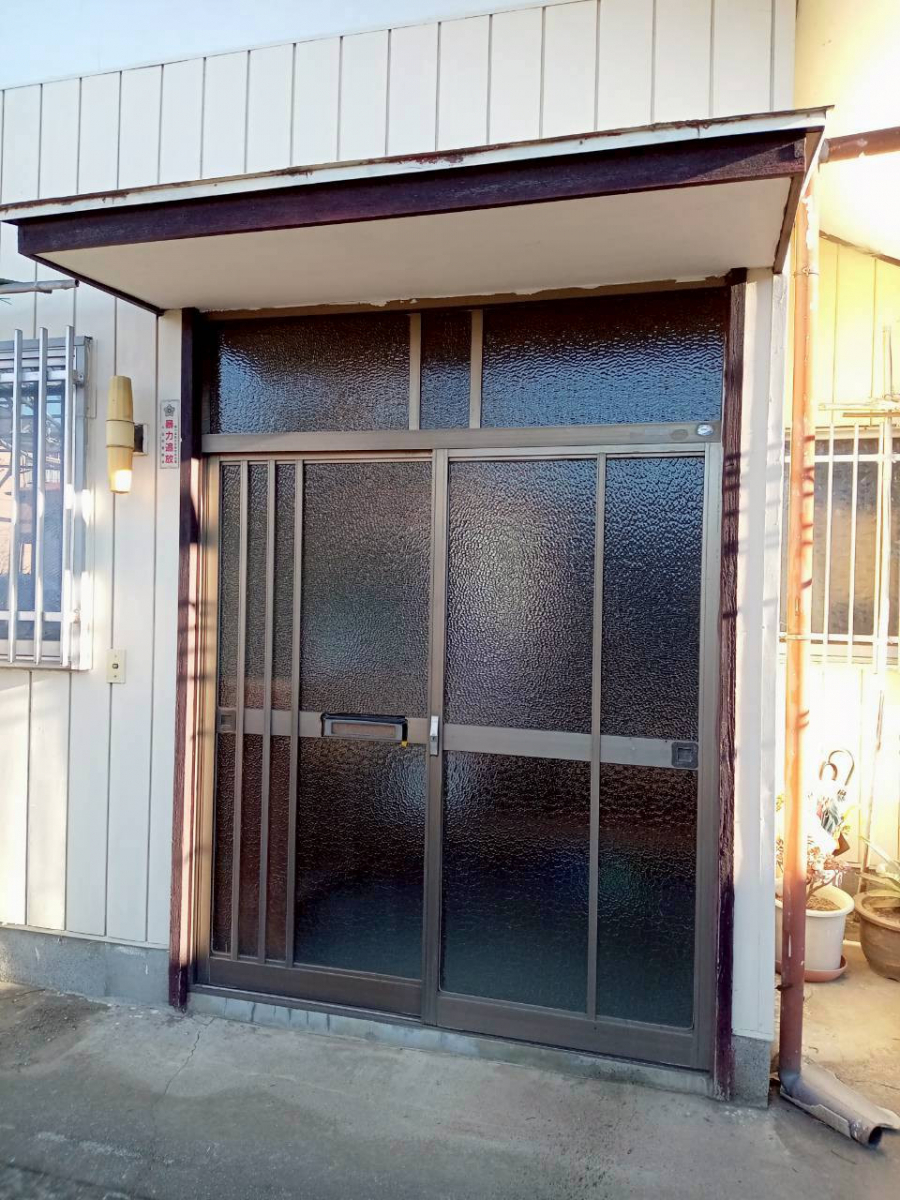 トーコー産業の【大田原市】たった1日で玄関引戸がまるで新品に✨断熱＆防犯性能アップ✨の施工前の写真1