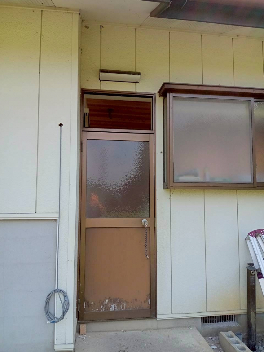 トーコー産業の【那珂川町】勝手口ドア交換で断熱・防犯性がぐんと向上✨の施工前の写真1