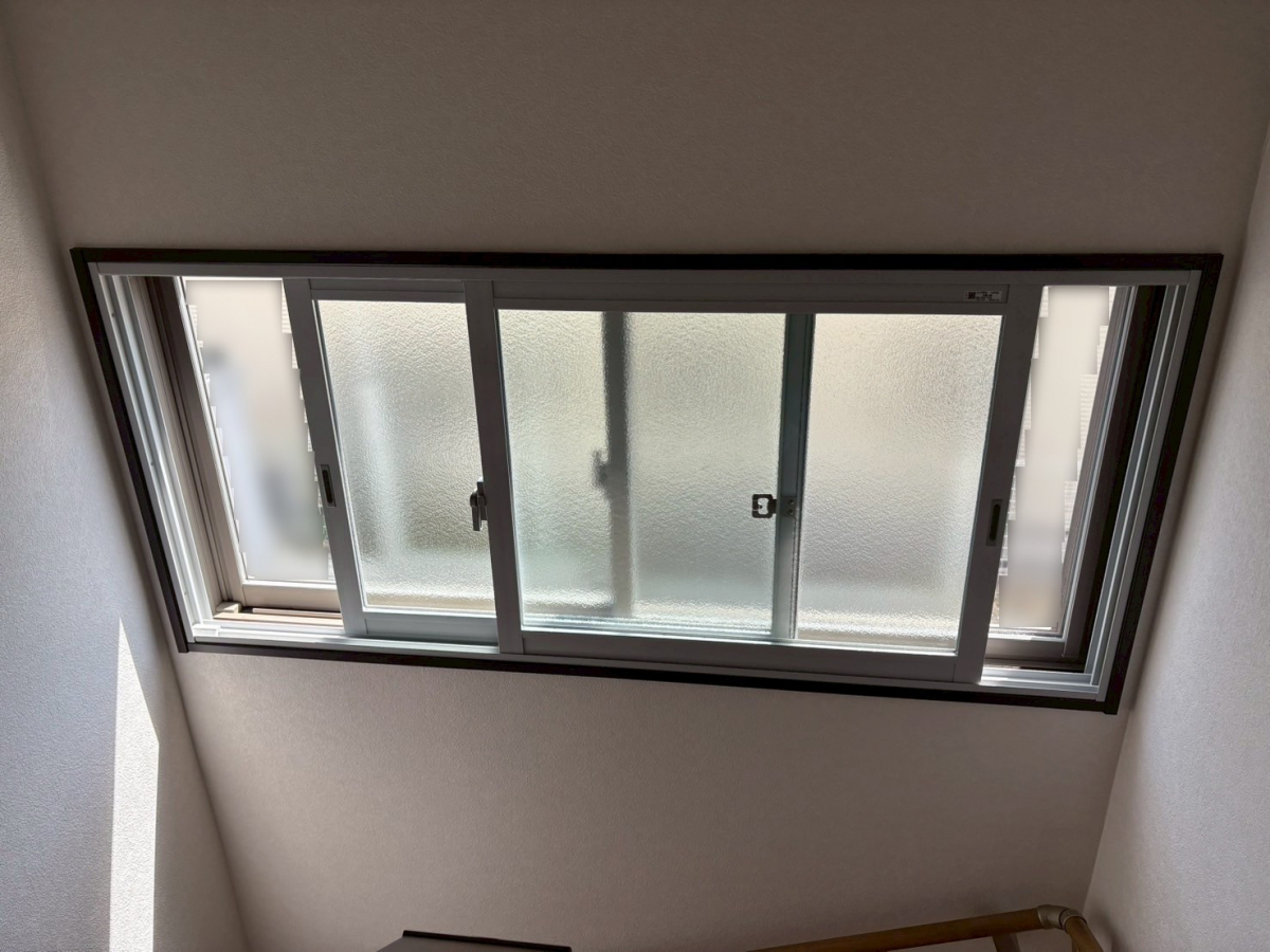 トーコー産業の【那須塩原市】階段踊り場の内窓設置で冷気対策🥶とプライバシー👀の保護✨の施工後の写真1