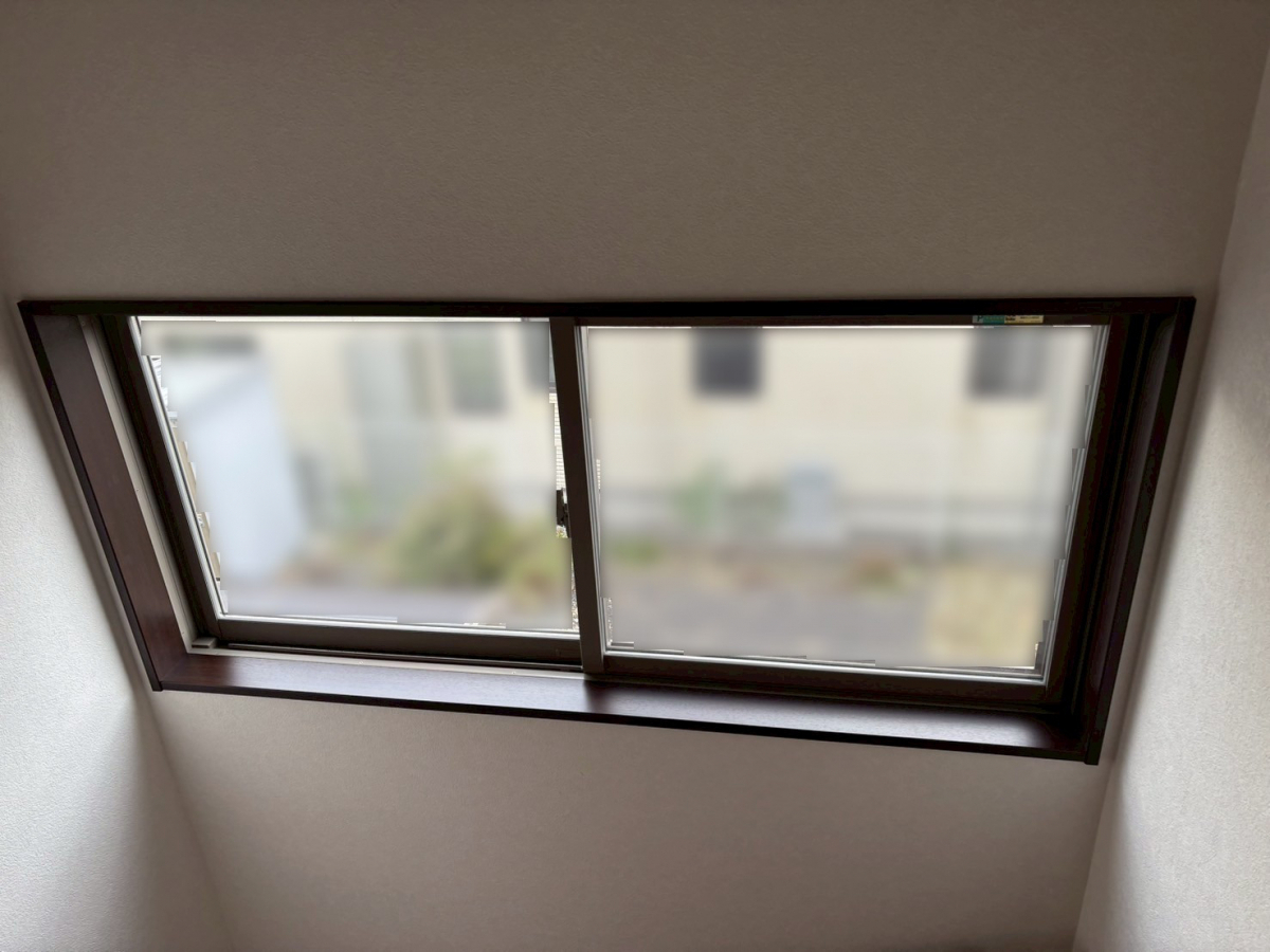 トーコー産業の【那須塩原市】階段踊り場の内窓設置で冷気対策🥶とプライバシー👀の保護✨の施工前の写真1