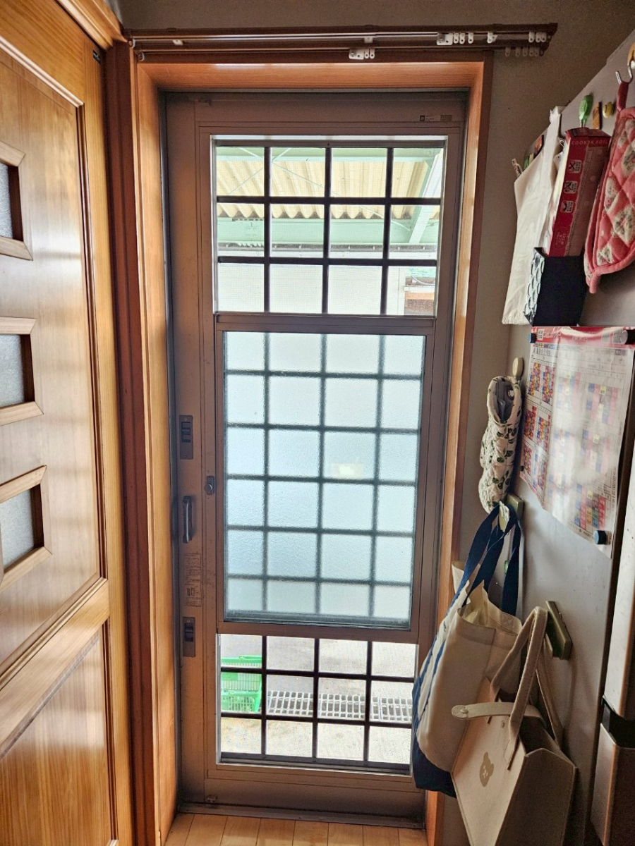 トーコー産業の【那須塩原市】キッチン勝手口に内窓設置で冷気対策＆快適リフォーム✨の施工前の写真1