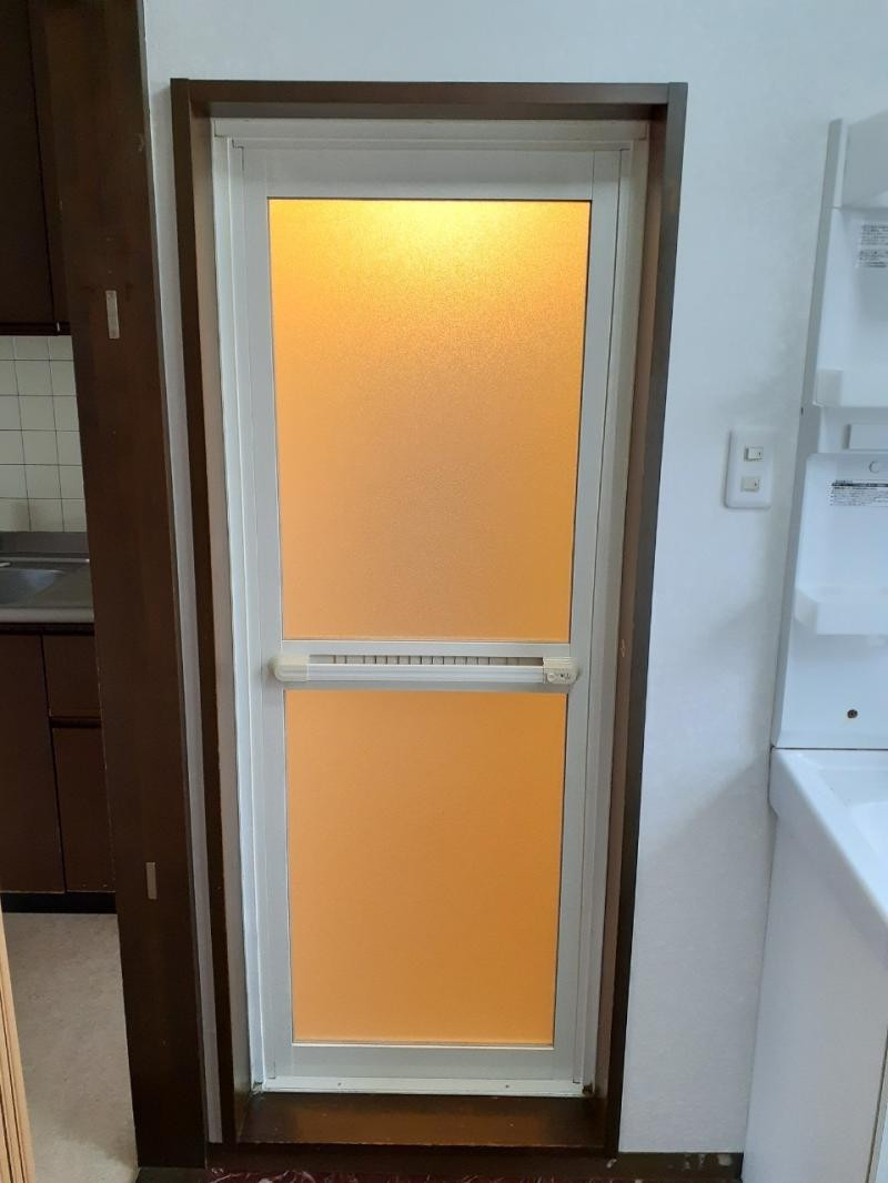 トーコー産業の【浴室ドア交換】折れ戸から開き戸へ変更し清潔＆快適バスルームに✨の施工後の写真1