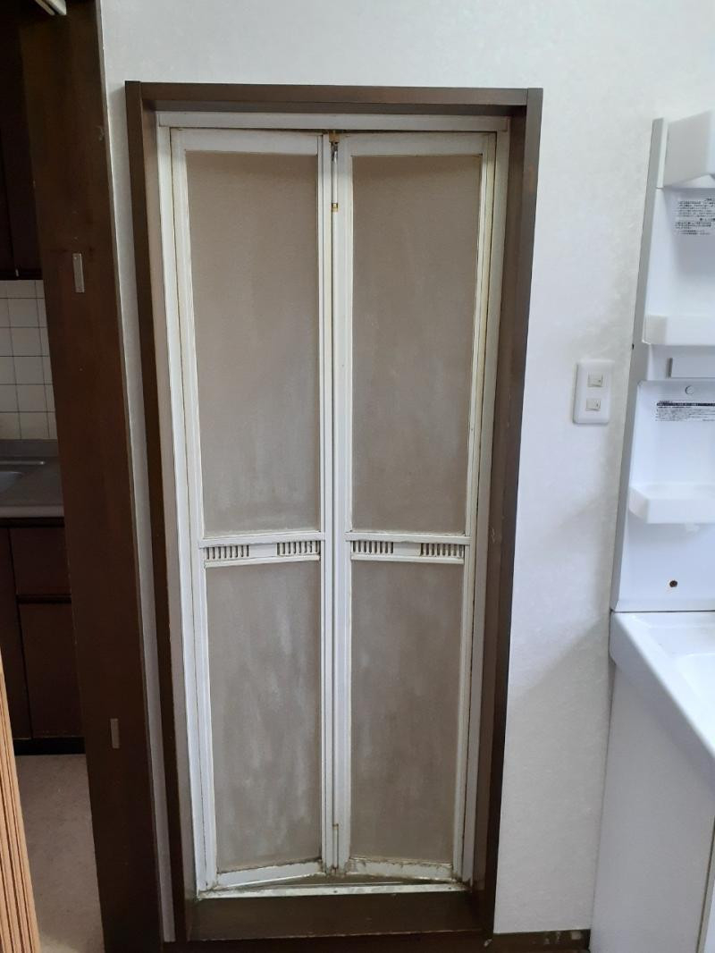 トーコー産業の【浴室ドア交換】折れ戸から開き戸へ変更し清潔＆快適バスルームに✨の施工前の写真1