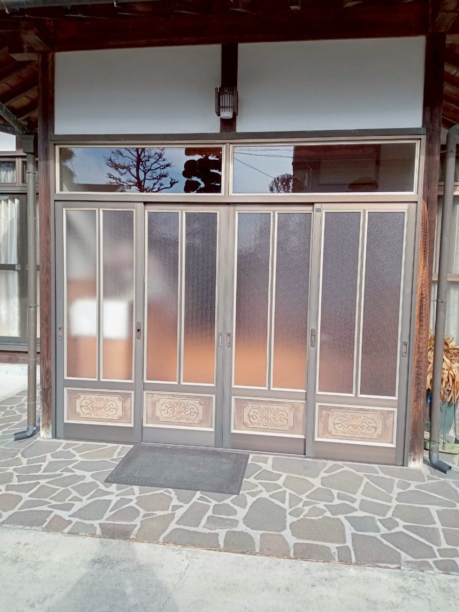 トーコー産業の【那須塩原市】玄関引戸交換で断熱・防犯性アップ！重厚感ある玄関へ✨の施工前の写真1