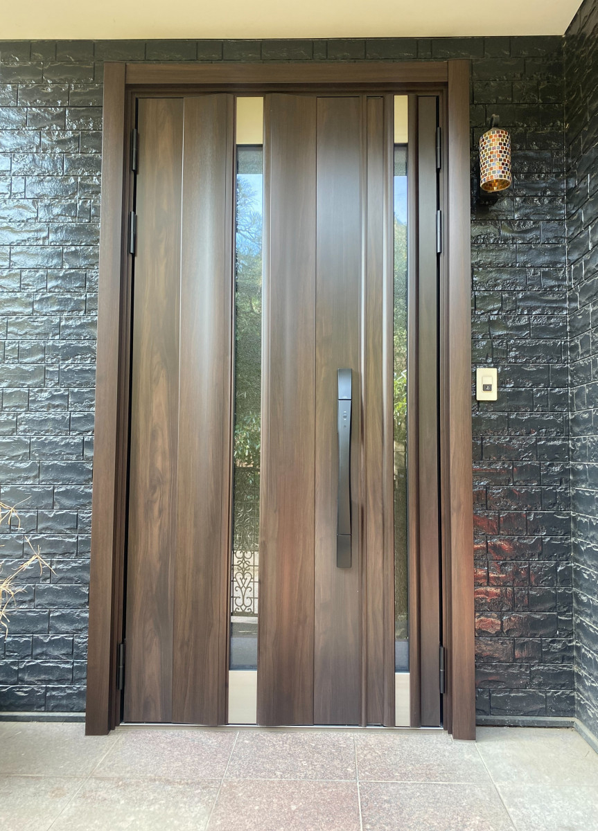 トーコー産業の【那須塩原市】玄関ドア交換で補助金活用＆FamiLockの便利さを実感✨の施工後の写真1