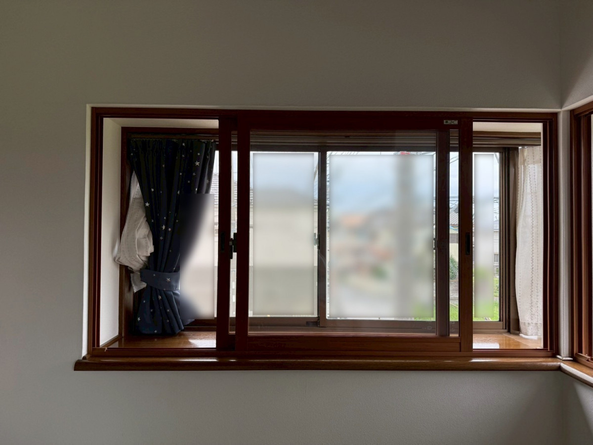 トーコー産業の【宇都宮市】コーナー出窓に内窓設置で冷気対策！快適な寝室へ✨の施工後の写真1