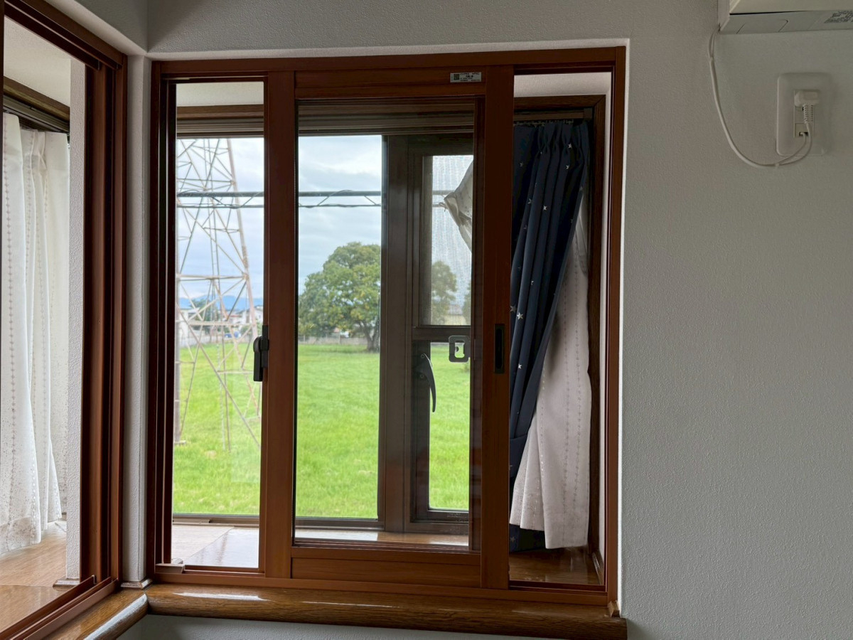 トーコー産業の【宇都宮市】コーナー出窓に内窓設置で冷気対策！快適な寝室へ✨の施工後の写真2