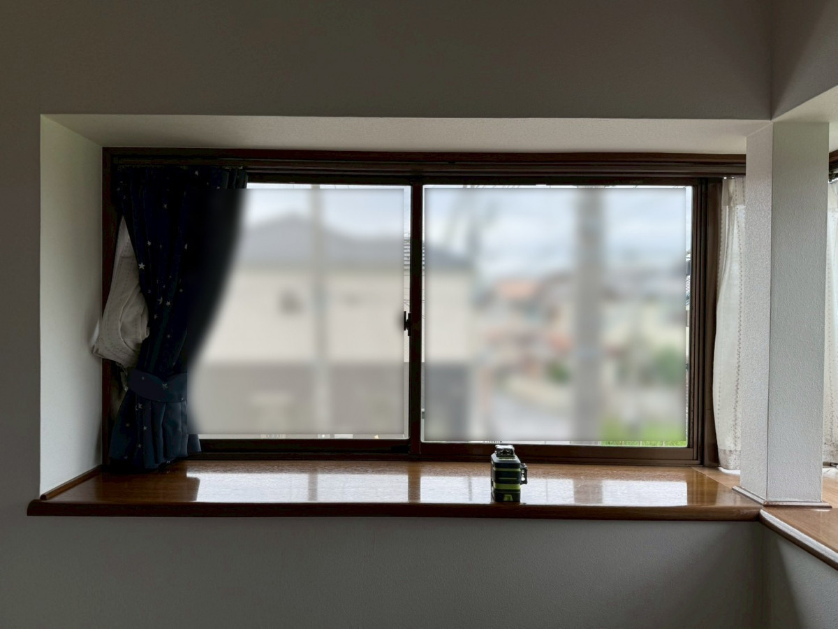 トーコー産業の【宇都宮市】コーナー出窓に内窓設置で冷気対策！快適な寝室へ✨の施工前の写真1