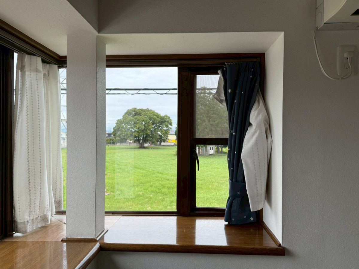 トーコー産業の【宇都宮市】コーナー出窓に内窓設置で冷気対策！快適な寝室へ✨の施工前の写真2