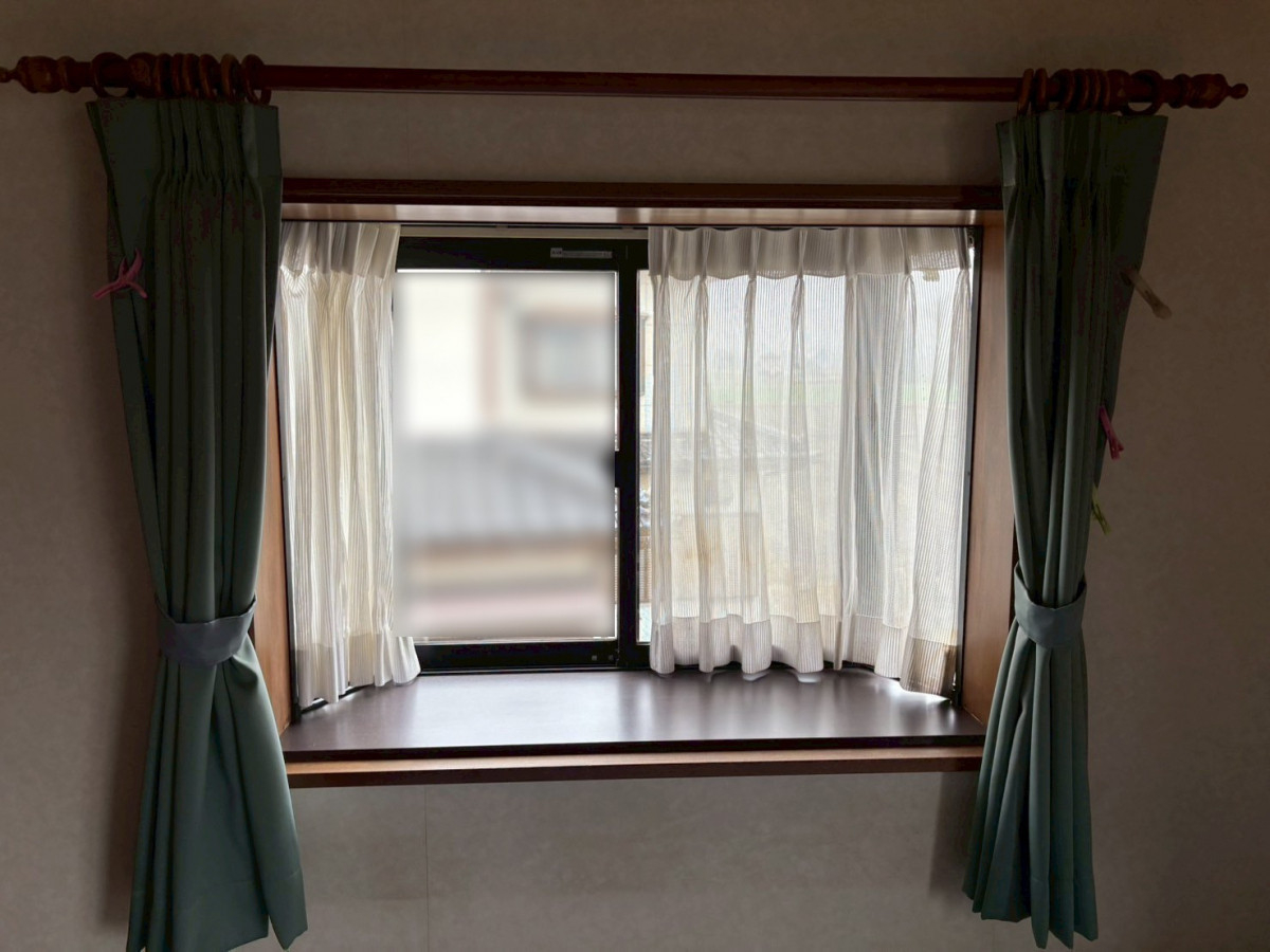 トーコー産業の【那須塩原市】寝室の出窓に内窓設置で冷気対策＆快適空間に✨の施工前の写真1