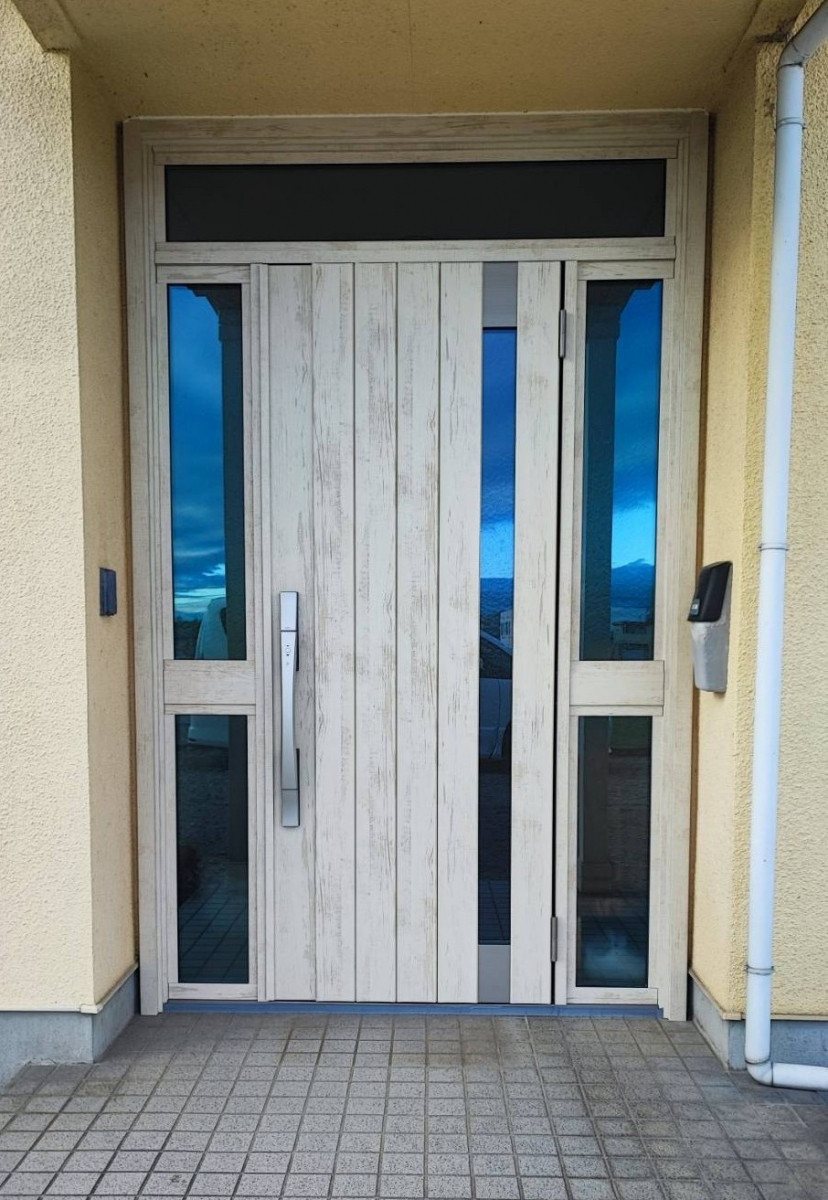 トーコー産業の【那須塩原市】玄関ドアをリシェントで交換✨FamiLock付きで防犯＆断熱アップ！の施工後の写真1