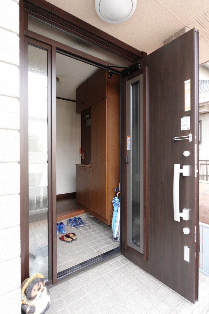 Re ハウスの玄関ドアリフォーム｜LIXILリシェントで1日施工｜香芝市の施工後の写真2