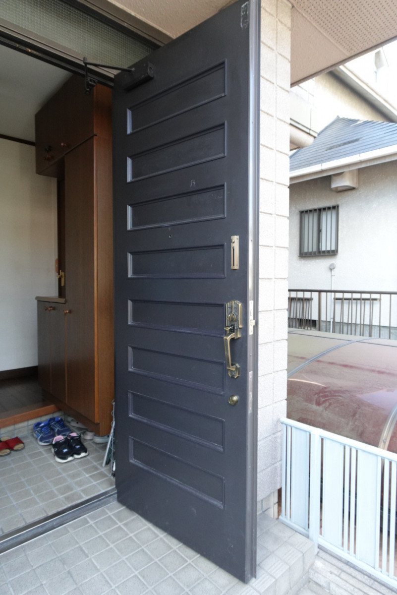 Re ハウスの玄関ドアリフォーム｜LIXILリシェントで1日施工｜香芝市の施工前の写真2