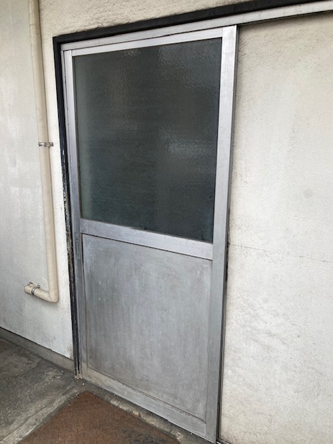 富士トーヨーのリシェント勝手口ドアの施工前の写真1