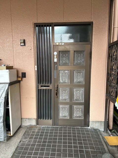 富士トーヨーの光を採り入れ明るい玄関に！の施工前の写真1
