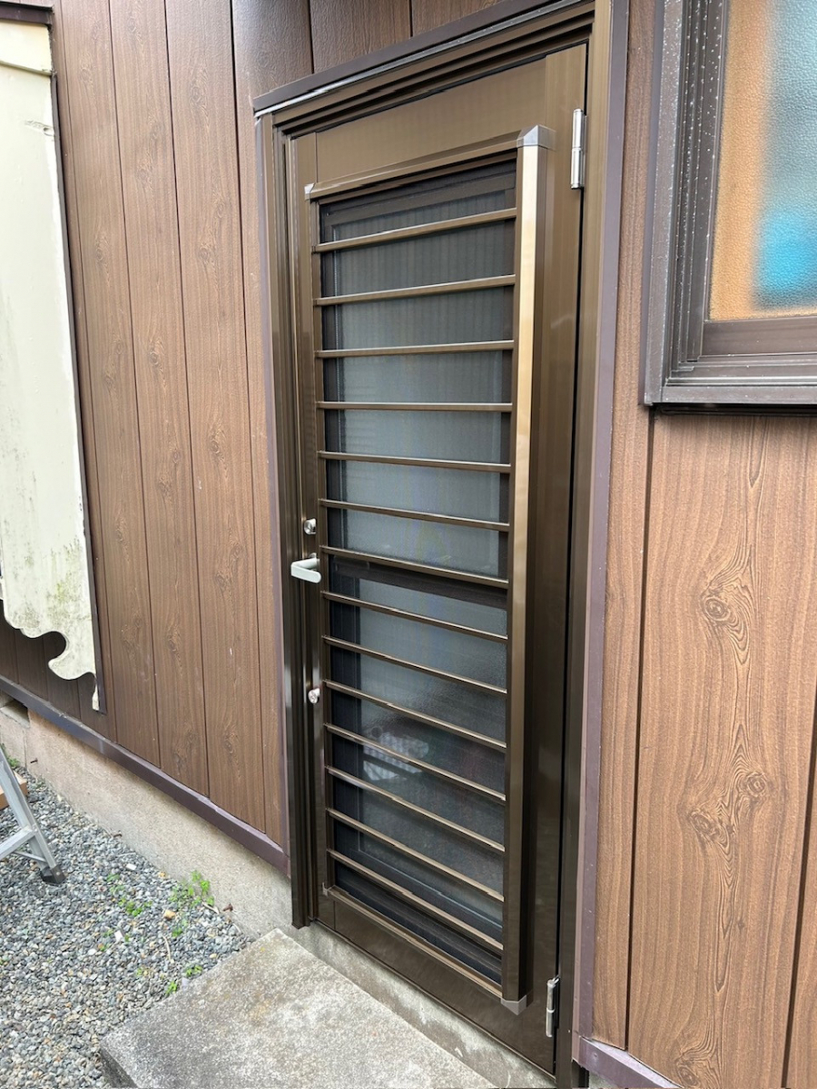 富士トーヨーの留守中でも勝手口ドアを閉めたままで、換気や採風ができます！の施工後の写真1