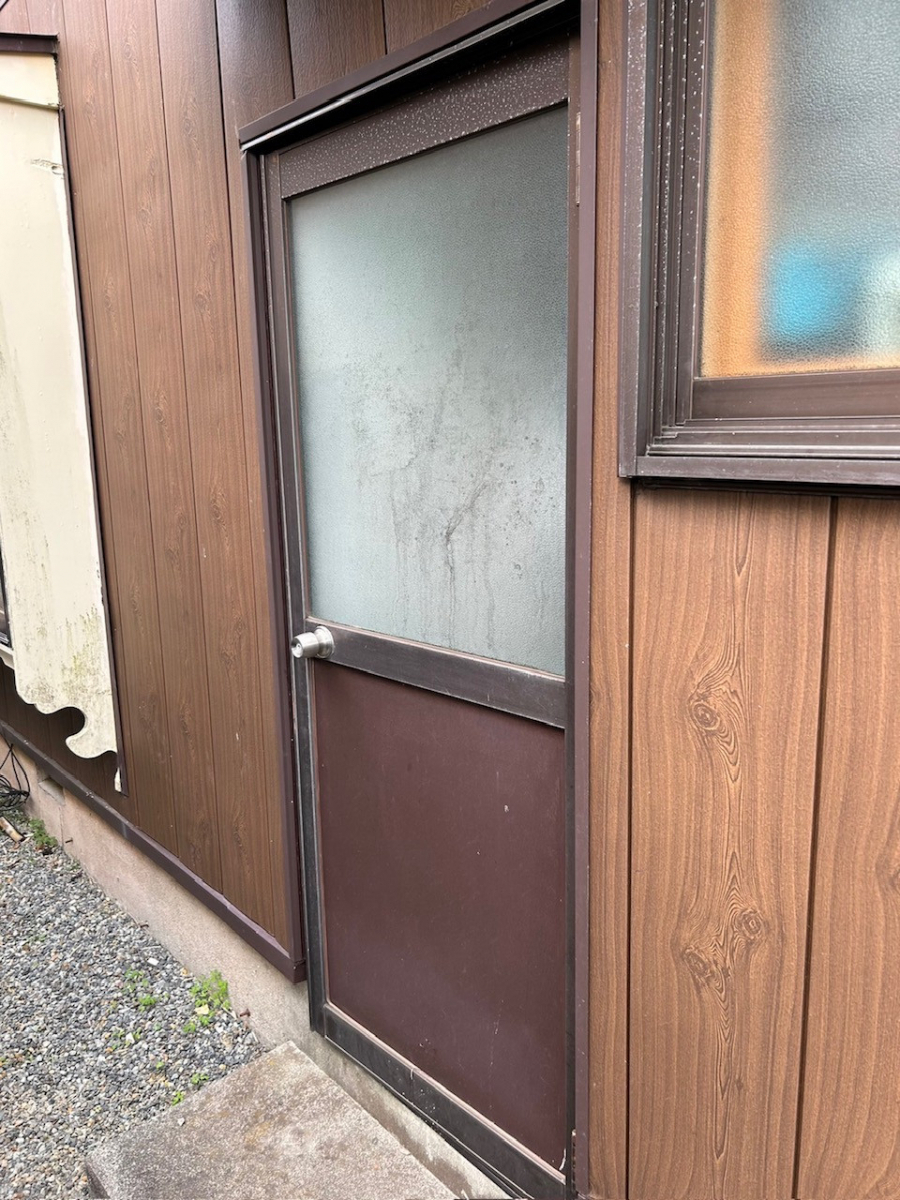 富士トーヨーの留守中でも勝手口ドアを閉めたままで、換気や採風ができます！の施工前の写真1
