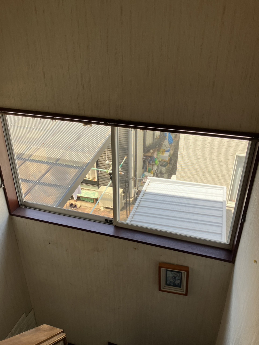 富士トーヨーの経年劣化による、窓の開け閉めがしにくくなった悩みを解決します！の施工前の写真2