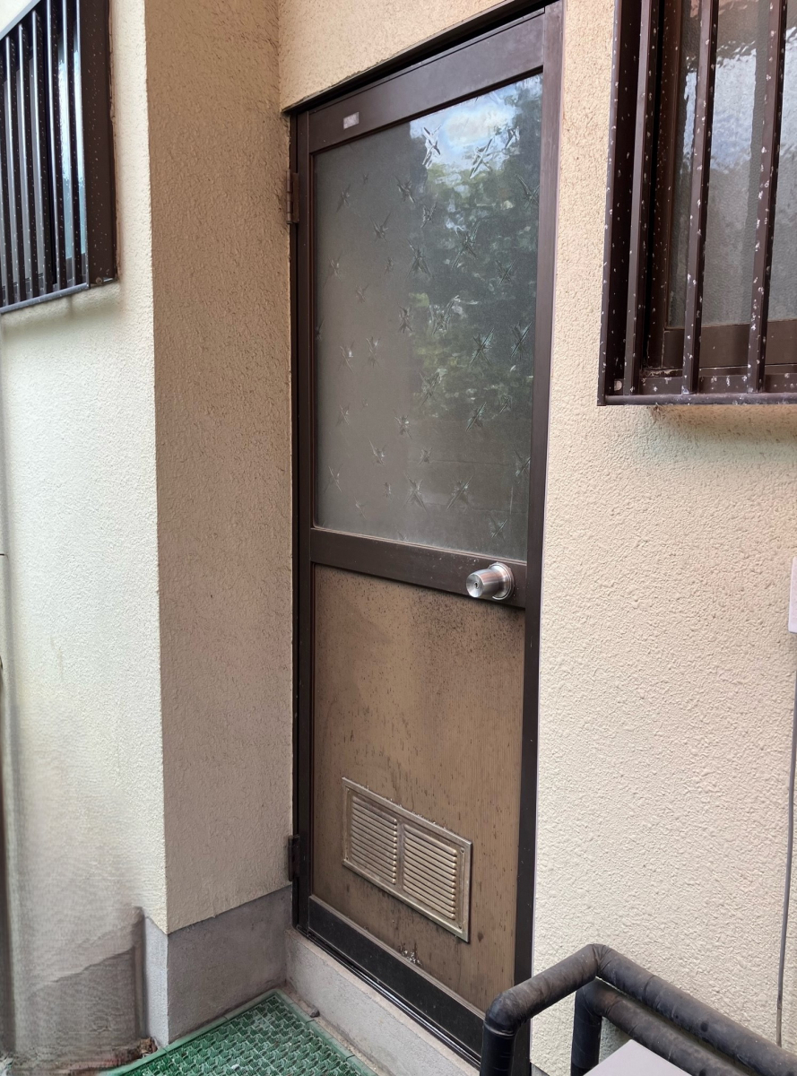 富士トーヨーの勝手口ドア　同じタイプで取付けします！の施工前の写真1