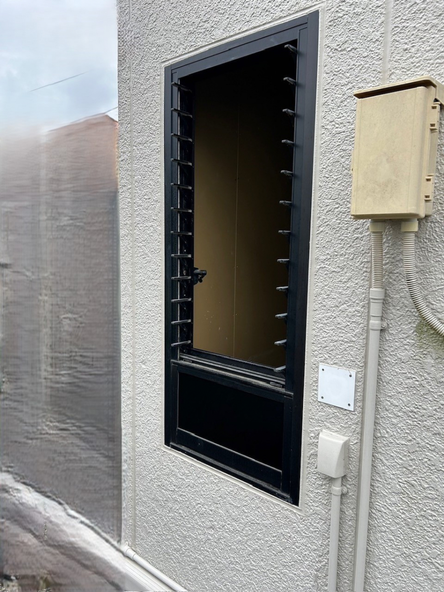 富士トーヨーのルーバー窓から上げ下げ窓に交換し、気密性をUPしませんか。の施工前の写真1