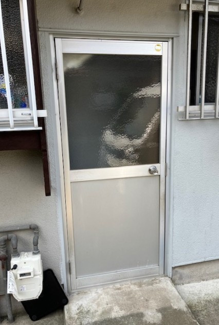 フジトーヨーの採風ドアへ交換の施工前の写真1