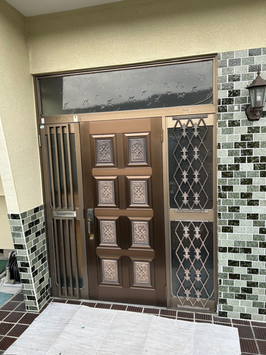 フジトーヨーのアルミドアをリシェントで交換。の施工前の写真1