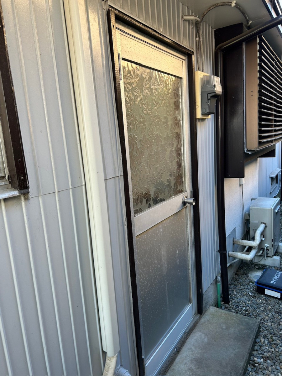 フジトーヨーの勝手口のアルミドアをリシェントで採風ドアに交換の施工前の写真1