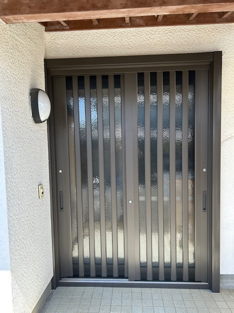 フジトーヨーの建てつけの悪くなった玄関引き戸をリシェントで交換の施工後の写真1