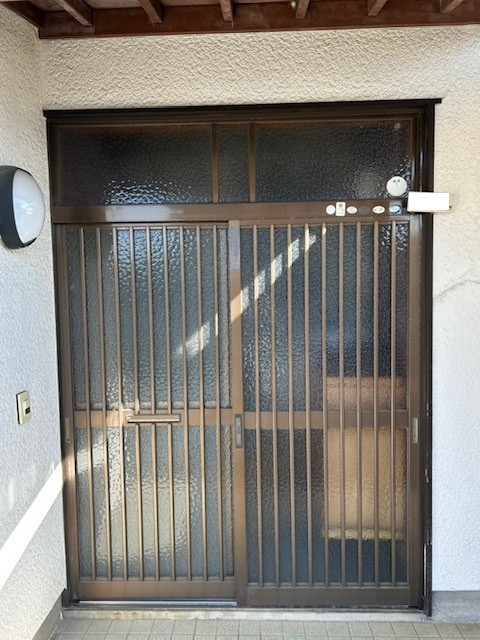 フジトーヨーの建てつけの悪くなった玄関引き戸をリシェントで交換の施工前の写真1