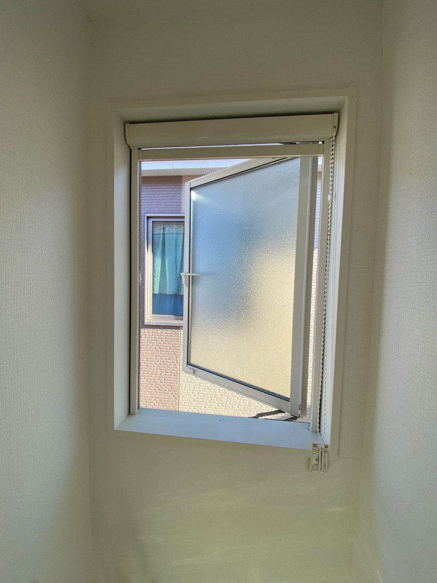 e-窓テクノ 浦和の小さな窓からの冷気をシャットアウト！FIXタイプのインプラスで断熱性能が劇的アップ！！の施工前の写真1