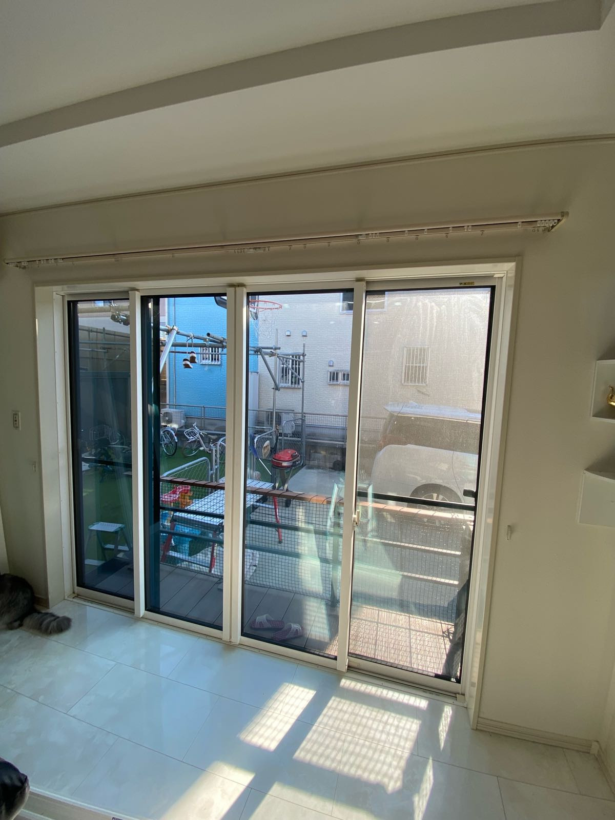 e-窓テクノ 浦和の大きな窓の開放感はそのままに。目隠し効果のあるインプラスで、リビングの快適さと安心を同時にアップ！の施工前の写真1