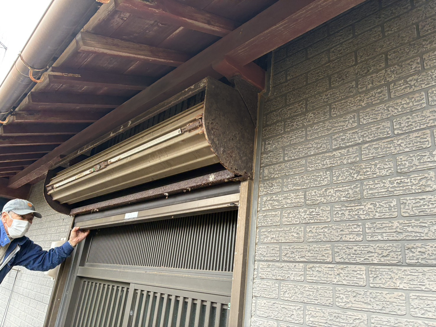 HOTTAのシャッターBOXカバー交換の施工前の写真1