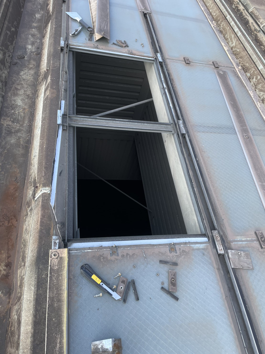 HOTTAの網入りガラス交換の施工前の写真1