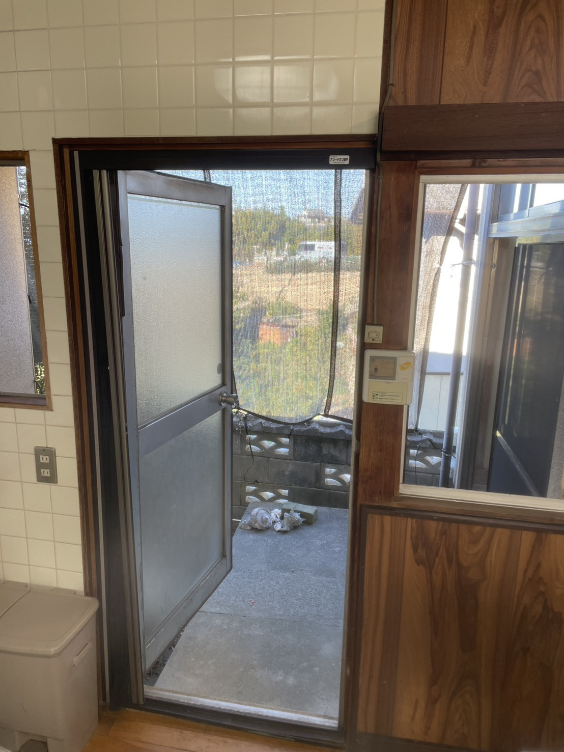 HOTTAの安全性もあり換気もできるドアの施工前の写真1