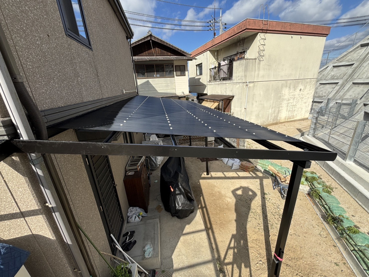 HOTTAの【呉市】古いテラスの破損を解決！出幅3.3mの大型サイズも現場加工でぴったり設置の施工後の写真1