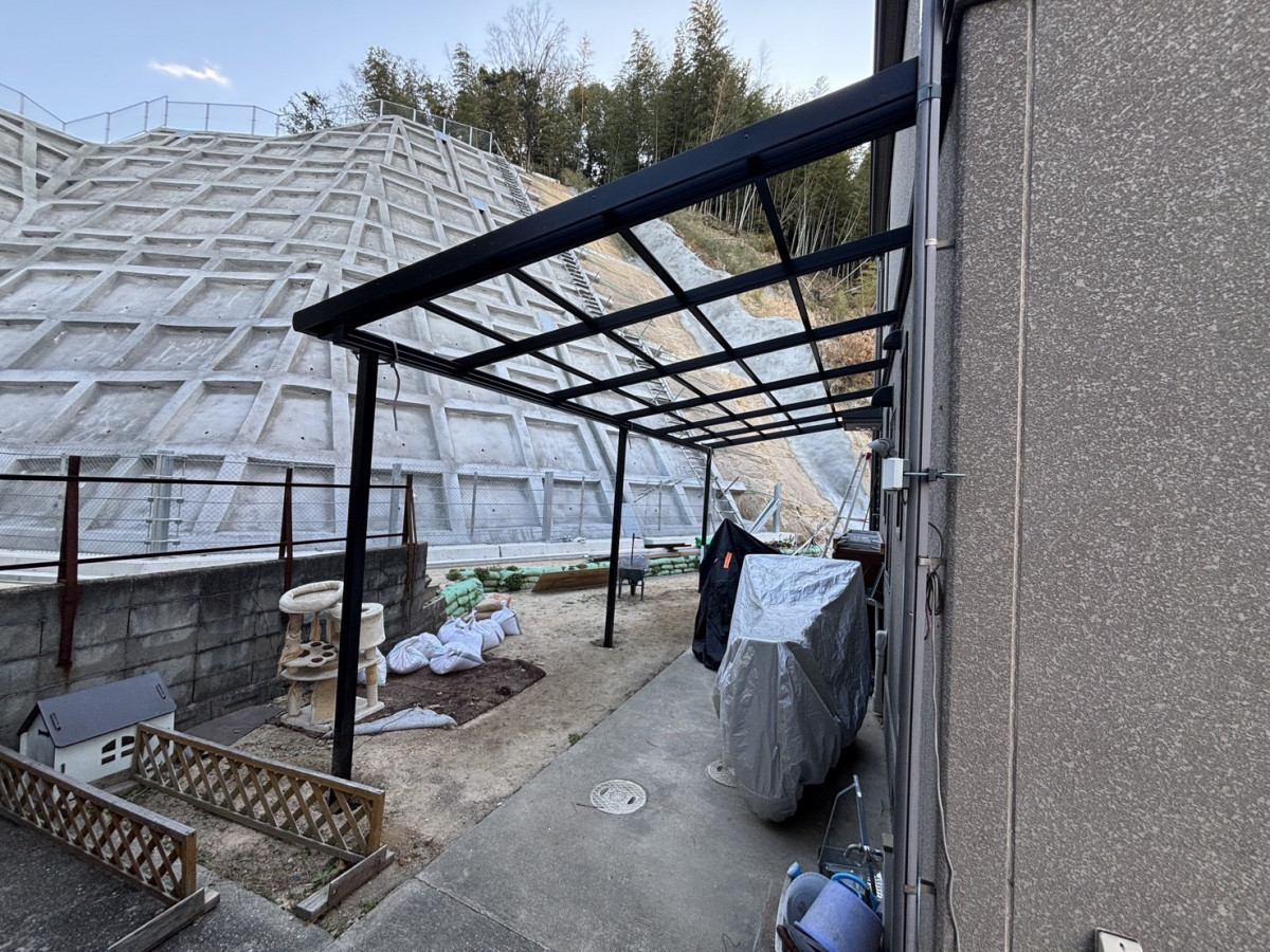 HOTTAの【呉市】古いテラスの破損を解決！出幅3.3mの大型サイズも現場加工でぴったり設置の施工後の写真2