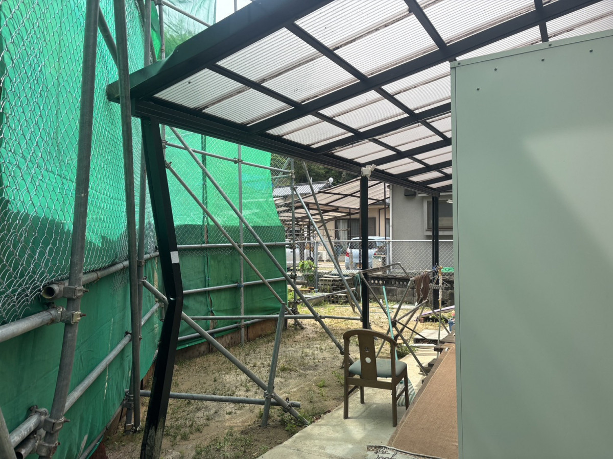 HOTTAの【呉市】古いテラスの破損を解決！出幅3.3mの大型サイズも現場加工でぴったり設置の施工前の写真1