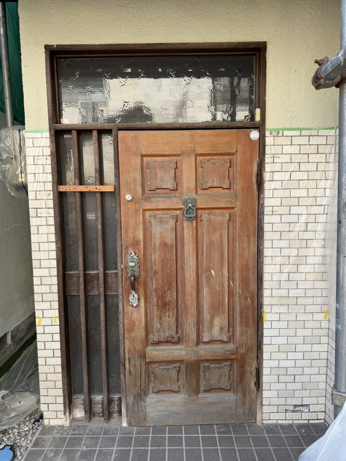 HOTTAの【西区庚午南】玄関交換の施工前の写真1