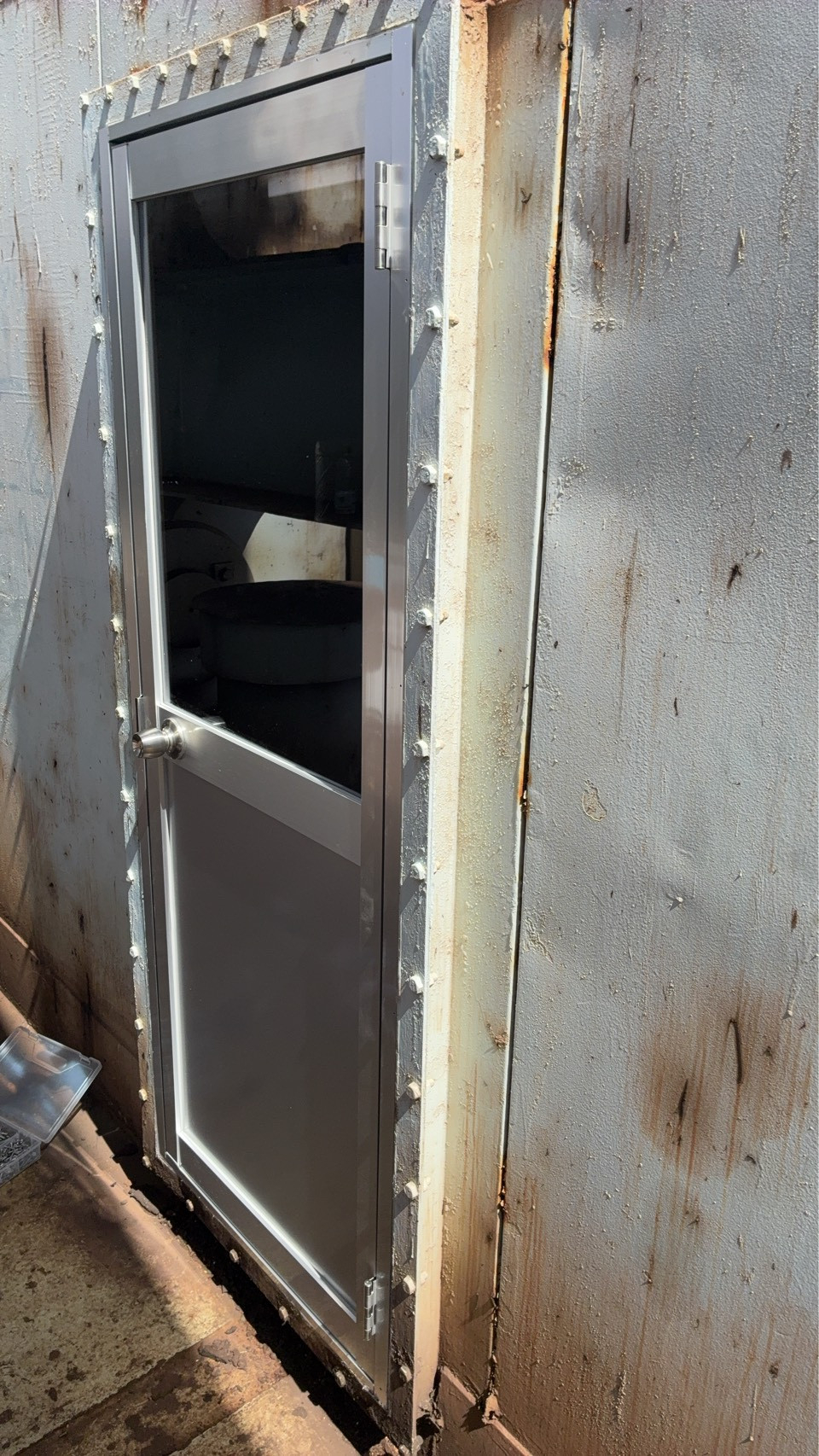 HOTTAの【呉市工場ドア取替工事】地上６０ｍのドア交換の施工後の写真1