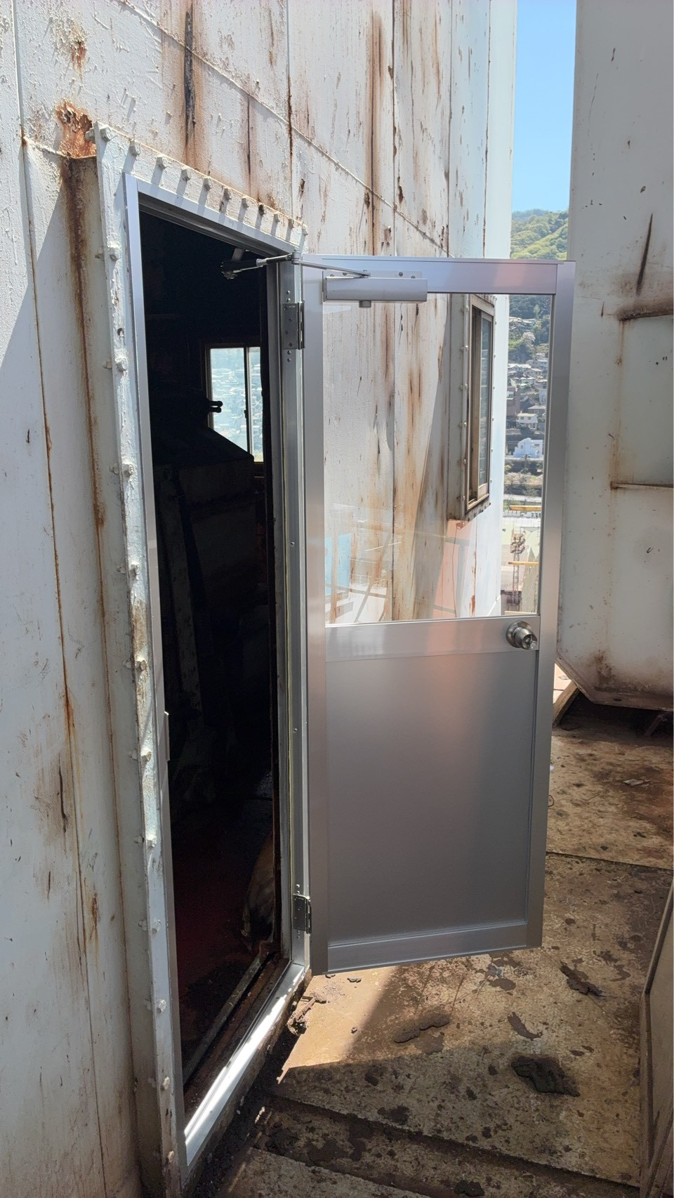 HOTTAの【呉市工場ドア取替工事】地上６０ｍのドア交換の施工後の写真2