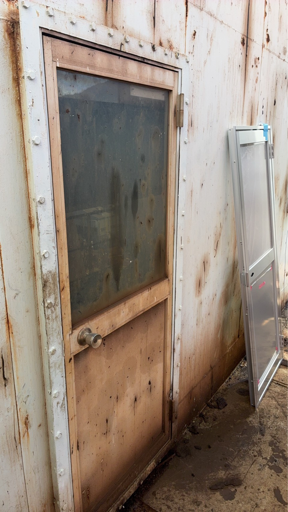 HOTTAの【呉市工場ドア取替工事】地上６０ｍのドア交換の施工前の写真1