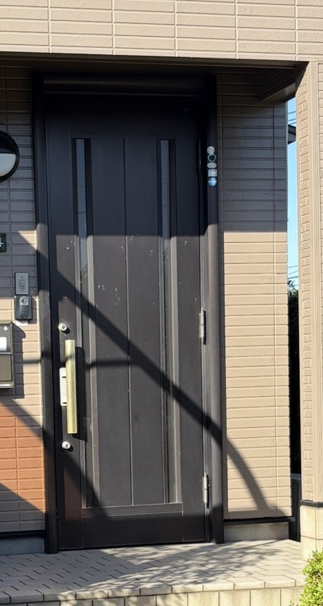 有薗の玄関ドア　カバー工法の施工前の写真1
