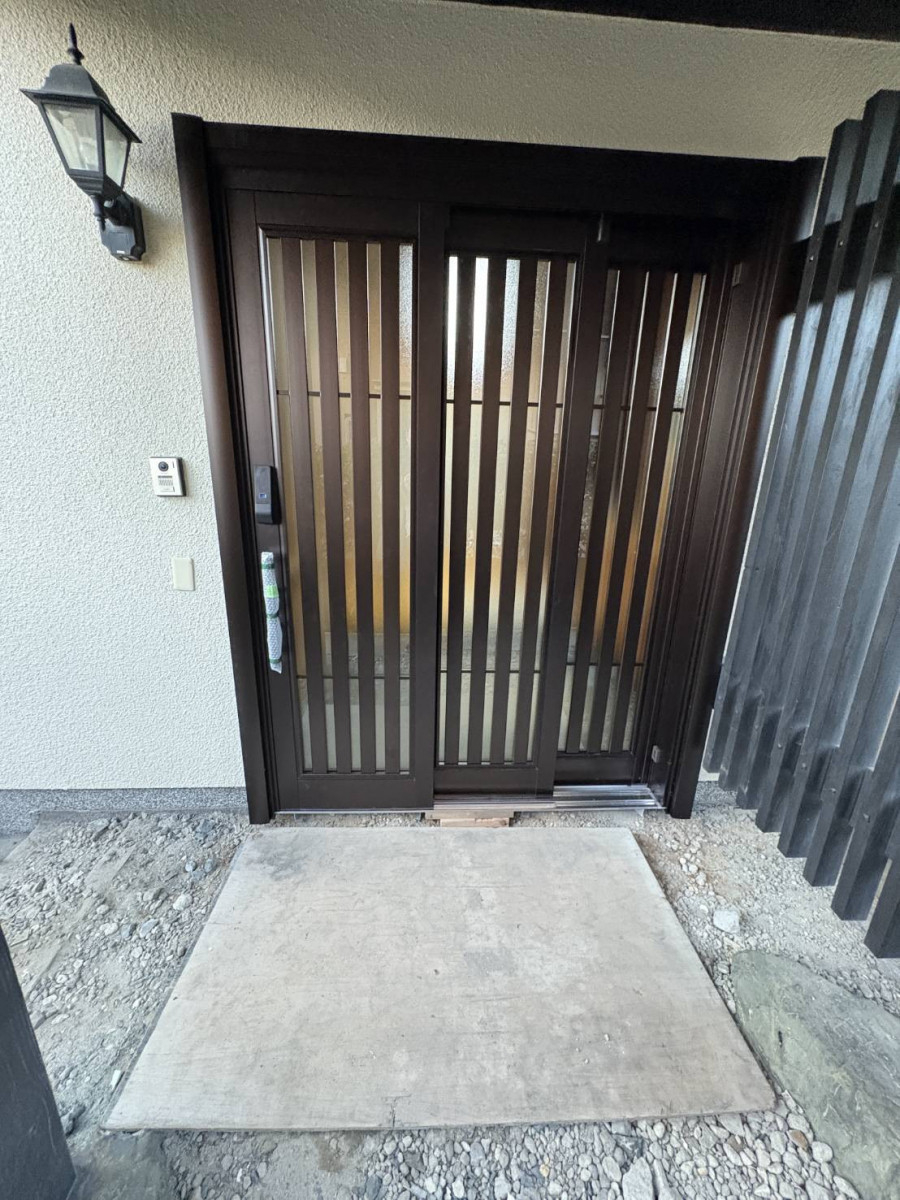 有薗の【鹿児島市】年数の経った玄関ドアをカバー工事で新しく使いやすい玄関引戸にの施工後の写真1