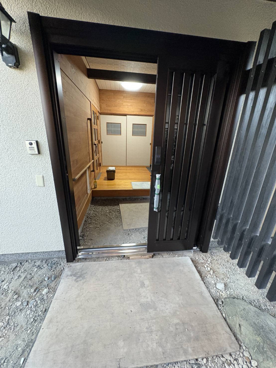 有薗の【鹿児島市】年数の経った玄関ドアをカバー工事で新しく使いやすい玄関引戸にの施工後の写真2