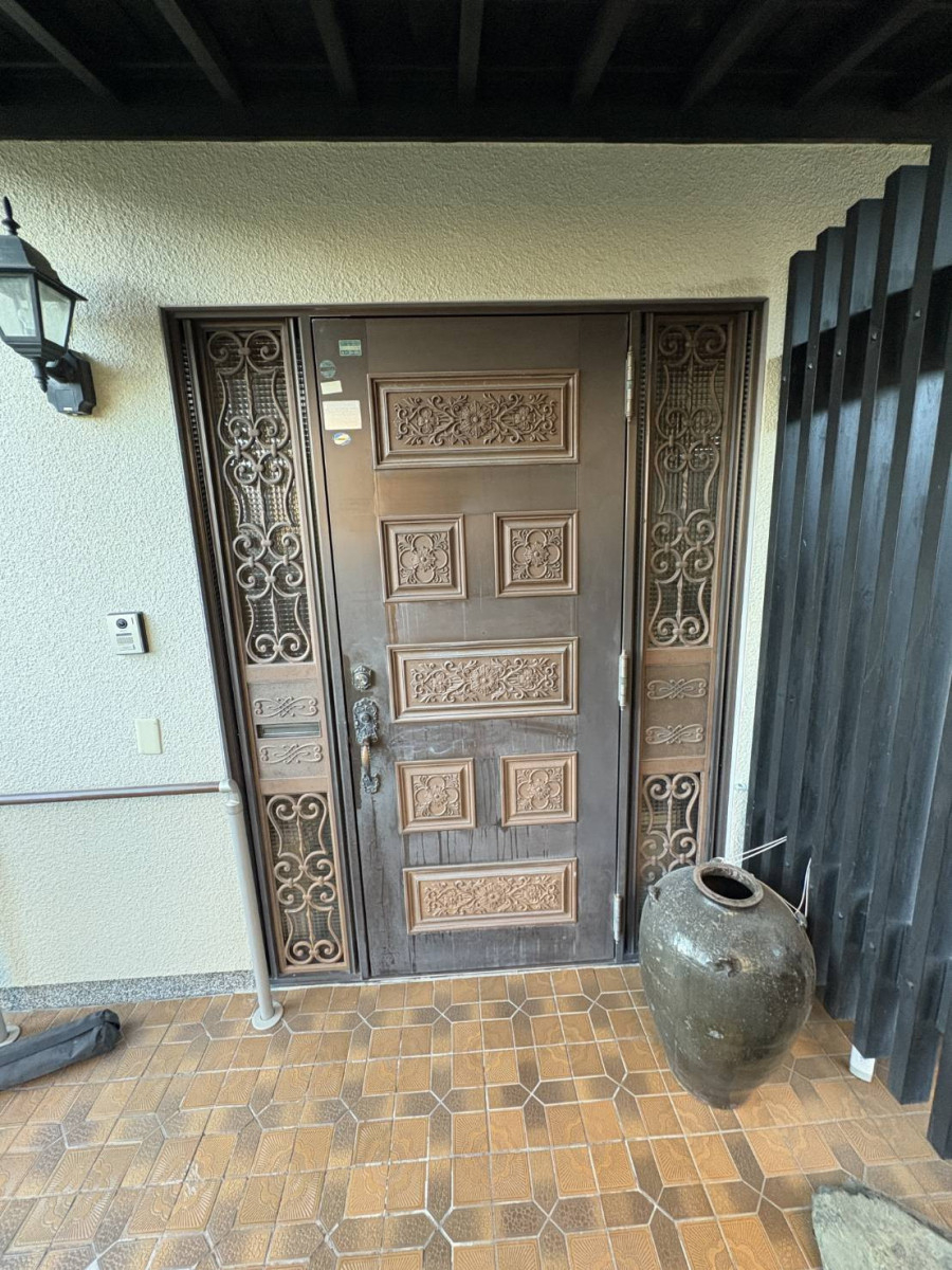 有薗の【鹿児島市】年数の経った玄関ドアをカバー工事で新しく使いやすい玄関引戸にの施工前の写真1