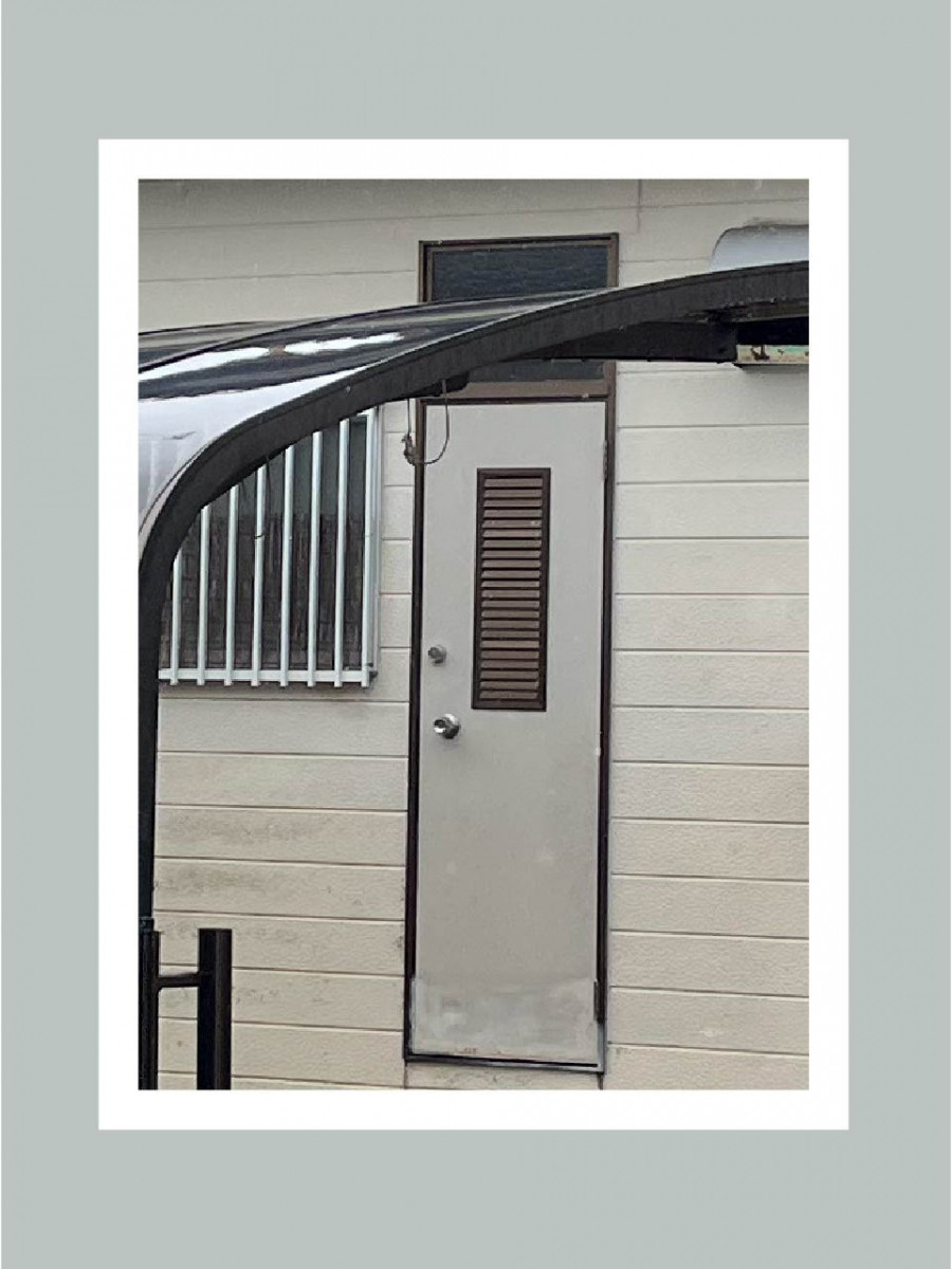 リアレンジの2025年11月　毎日の家事動線を整える、勝手口ドアのリフォーム。カバー工法で手軽に一新！の施工前の写真1